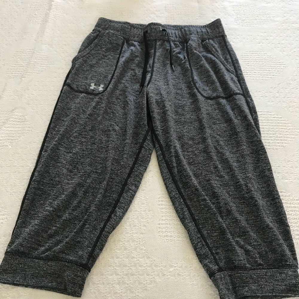 EUC Under armor cropped sweatpants / joggers.
